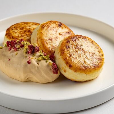 Ванильные сырники с кремом из вареной сгущенки в Wine Region по цене 750 ₽