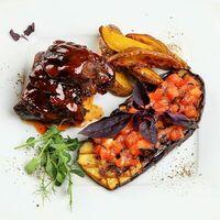 Баранина, запеченная с овощами под соусом Мадена в Троицкий