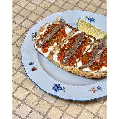 Тост с анчоусами и томатной сальсой в Мари по цене 490 ₽