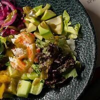 Салат с крабом и красным апельсином в More More