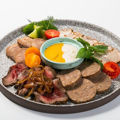 Ассорти из мясных деликатесов в Гивииванович по цене 1200 ₽