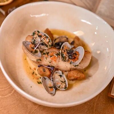 Онежский судак с картофельным кремом и вонголе в Библиотека по цене 990 ₽