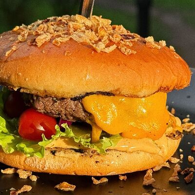 В завязке с тем самым соусом тейсти в В завязке по цене 750 ₽