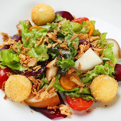 Салат с грушей, печеной свеклой и сырными шариками в Four по цене 620 ₽