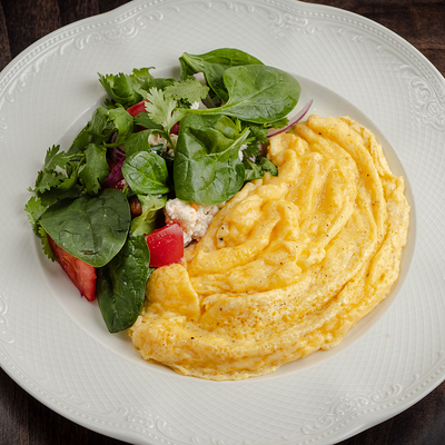 Омлет, свежий салат, маринованный адыгейский сыр в Съели Сумели по цене 580 ₽