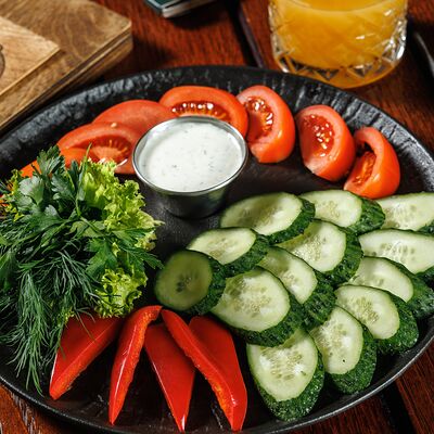 Свежие овощи с греческим соусом в Моравия по цене 365 ₽