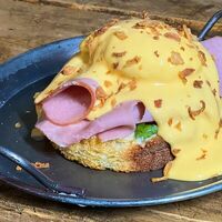 Бенедикт с окороком в Дюбонне