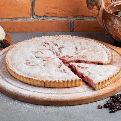 Пирог с творогом и изюмом в Жар-Птица по цене 450 ₽