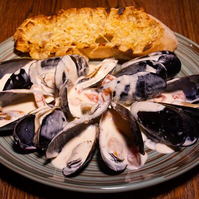 Мидии в сливочно-чесночном соусе в Кнедлик по цене 860 ₽