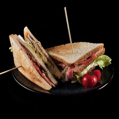 Сэндвич с беконом в Caramel по цене 350 ₽