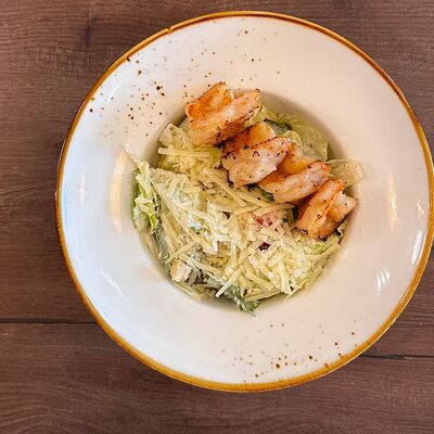 Салат Цезарь с креветкамив Лепила мама по цене 530 ₽