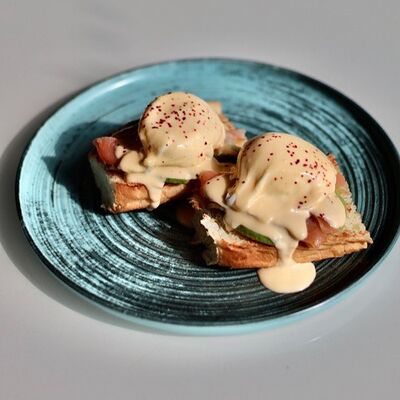 Тост с лососем слабой соли, авокадо и яйцами бенедикт в Bucho по цене 650 ₽