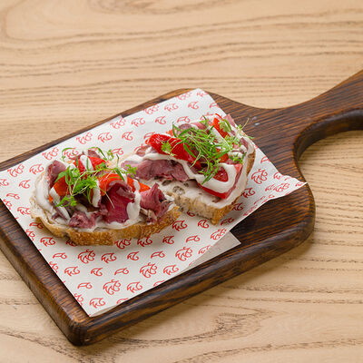 Брускетта с ростбифом и соусом тоннато в Разжигатели по цене 790 ₽