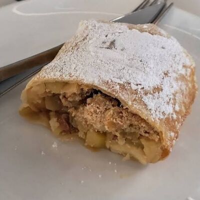 Штрудель яблочный в Кафе граф по цене 490 ₽