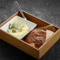 Хлебная корзина с копчёным маслом в Вода & Еда