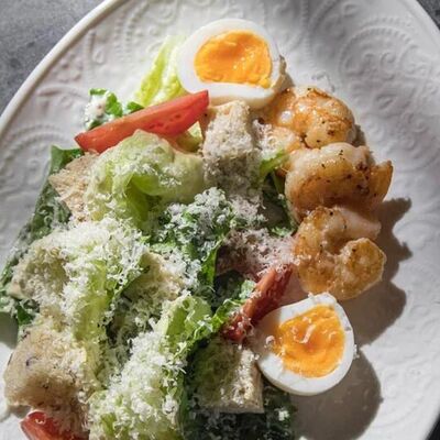 Салат Цезарь с креветками в Vladbeef Bar по цене 750 ₽