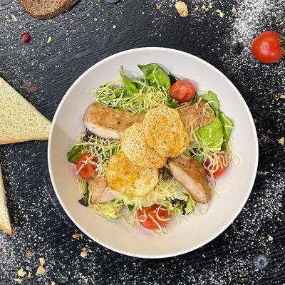 Цезарь с курицей в Cake bakery по цене 565 ₽