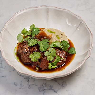 Говяжьи щеки с грибным пюре в Икра по цене 860 ₽