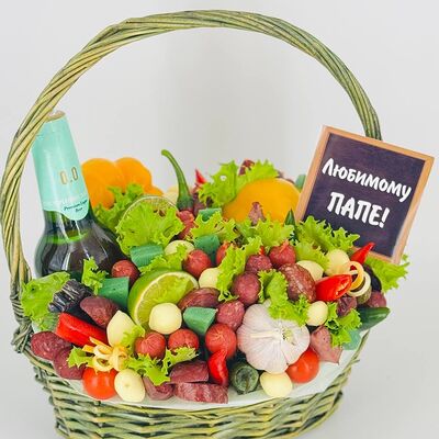 Корзина с безалкогольным пивом и колбасками халяль для Папыв Дарите красиво по цене 7340 ₽
