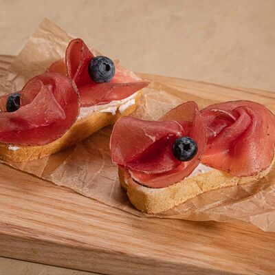 Мини-брускетты с брезаолой в Fino по цене 500 ₽