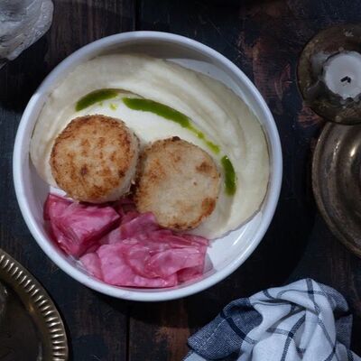 Куриные котлетки с пюре и гурийской квашеной капустойв Хачапури тетушки Марико по цене 485 ₽