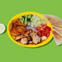 Шаверма на тарелке с курицей и картофелем Айдахо в Bricks Food Mix