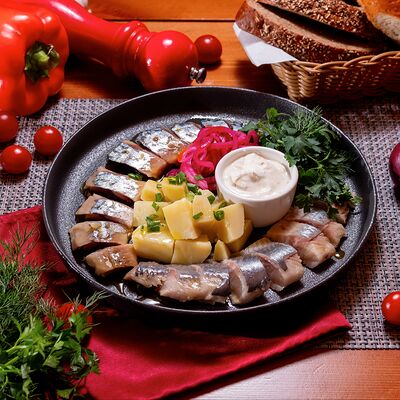 Пивная закуска из сельди и скумбрии в Золотая прага по цене 975 ₽