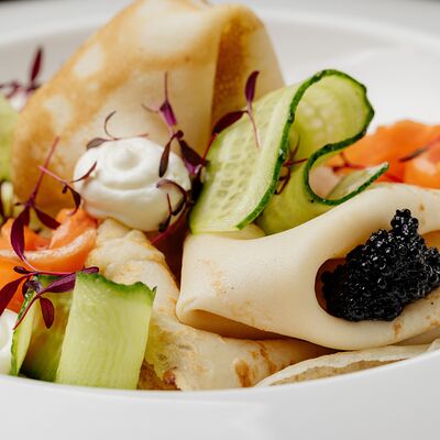 Блины со слабосоленой форелью и икрой палтуса в Cruise по цене 540 ₽