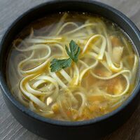 Куриный бульон с домашней лапшой в О2 Lounge cafe