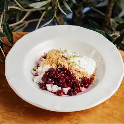 Фермерский творог с вишневым вареньемв Grecco по цене 490 ₽