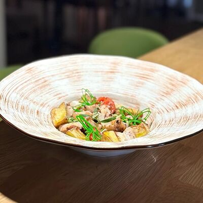 Салат с жареными баклажанами и осьминогомв Усадьба по цене 890 ₽