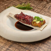 Говяжье ребро, квасной BBQ, хрустящий картофель в Айна