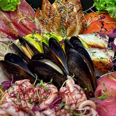 Сет сашими Gold в Uminami по цене 4800 ₽