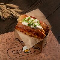 EGG Сэндвич с моцареллой, томатами и соусом песто в EGG Sandvich & pasta bar