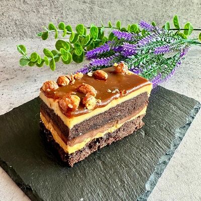 Пирожное карамельно-ореховое в Тайфун по цене 348