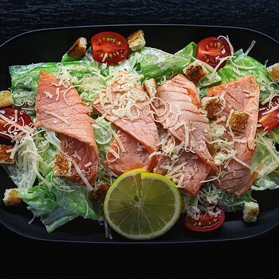 Салат Цезарь с лососем в Пикники по цене 870 ₽