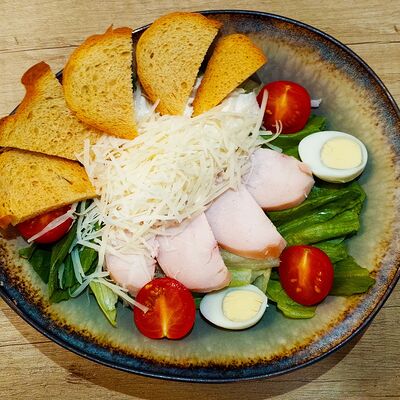 Салат цезарь с курочкой в Papa Hop по цене 440 ₽