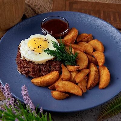 Бифштекс Солсбери с фермерским картофелем в Рестобар Ферум по цене 480