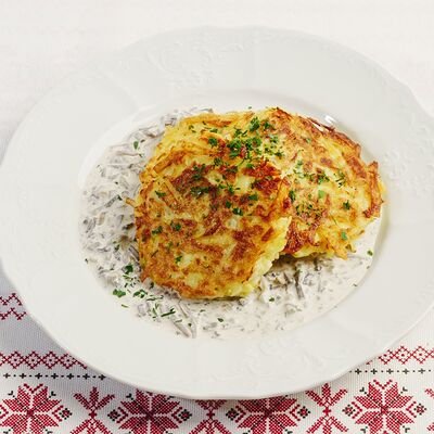 Драники с сыром и грибным соусом в Трактиръ Кадриль по цене 528 ₽