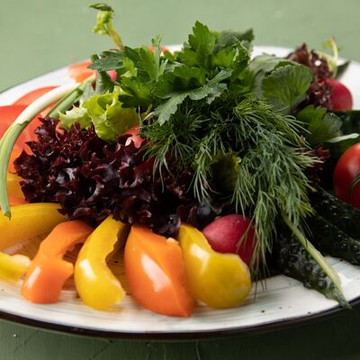 Плато свежих овощей и зелени в Чехов сад по цене 660 ₽