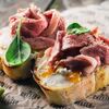 Брускетта с уткой и инжирным джемом в Chester по цене 490