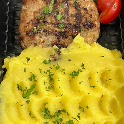 Мясная котлета с пюре в Взяли-Поели по цене 490 ₽