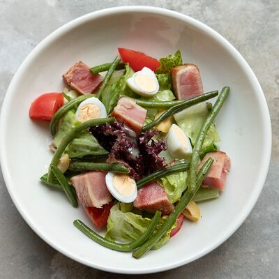 Салат с тунцом, стручковой фасолью и перепелиным яйцом в ЗоЗо по цене 545 ₽