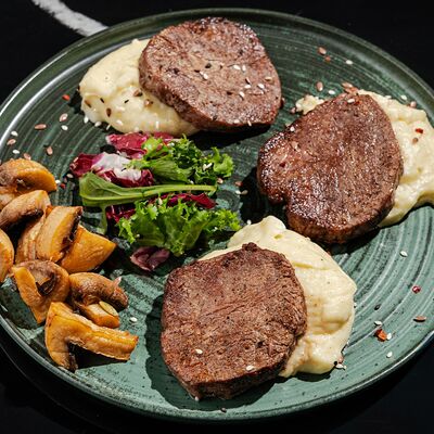 Медальоны с пюре и грибами в Moslounge & Bar по цене 1100 ₽