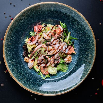 Салат с креветками и мини-кальмарами в Mesto Sushi & Grill по цене 540