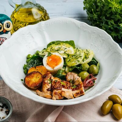 Деревенский салат с цыпленкомв Lucia osteria по цене 490 ₽