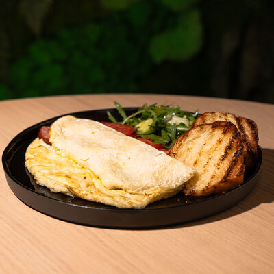 Омлет с ветчиной, нежным творожным сыром и свежими томатами в Наша хвоя по цене 480 ₽