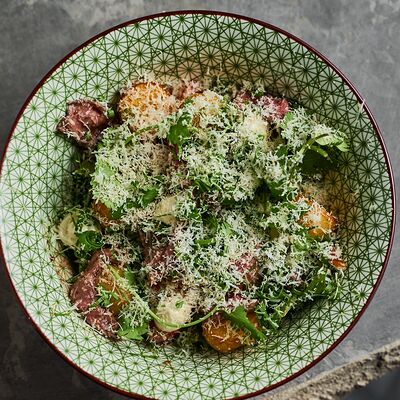 Стейк-салат с картофелем, луковым айоли и копченым пармезаном в Полтора тигра по цене 680