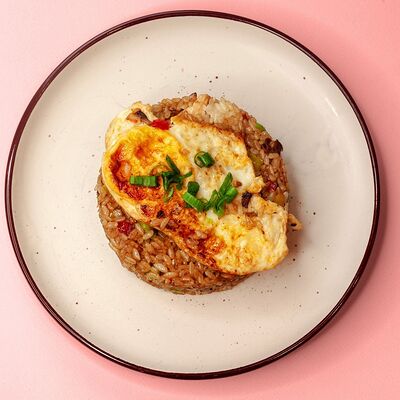 Жареный рис с Курицей (Поккым с курицей) в Mornis Корейская кухня по цене 825 ₽
