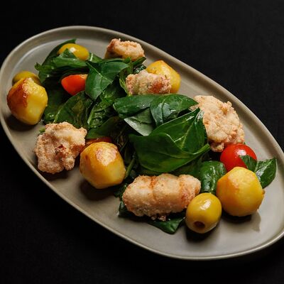 Теплый салат с мраморным сомом в манке в Черная река по цене 690 ₽